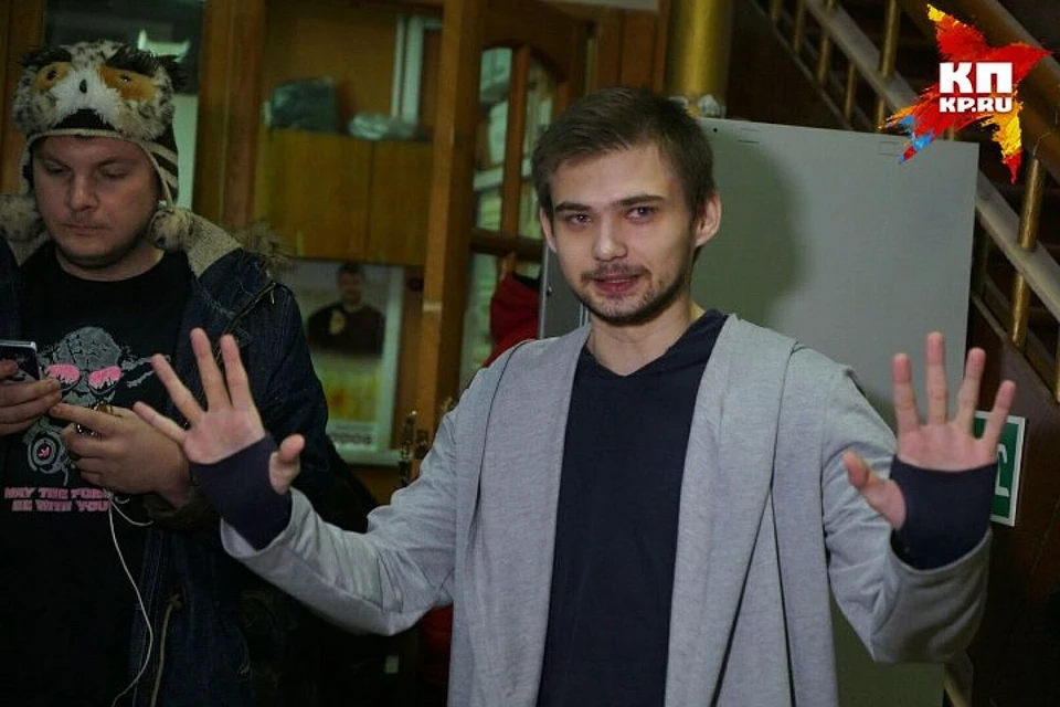 В суде Соколовский охотно общается с журналистами, раздавая интервью