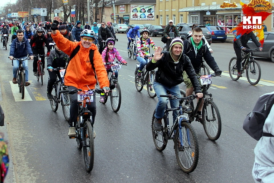 В "Комсомолке" много поклонников велосипедов. Вот и на снимке (слева направо) автор этих строк (в оранжевом) и корреспонденты Игорь Докучаев и Василий Ходарев.