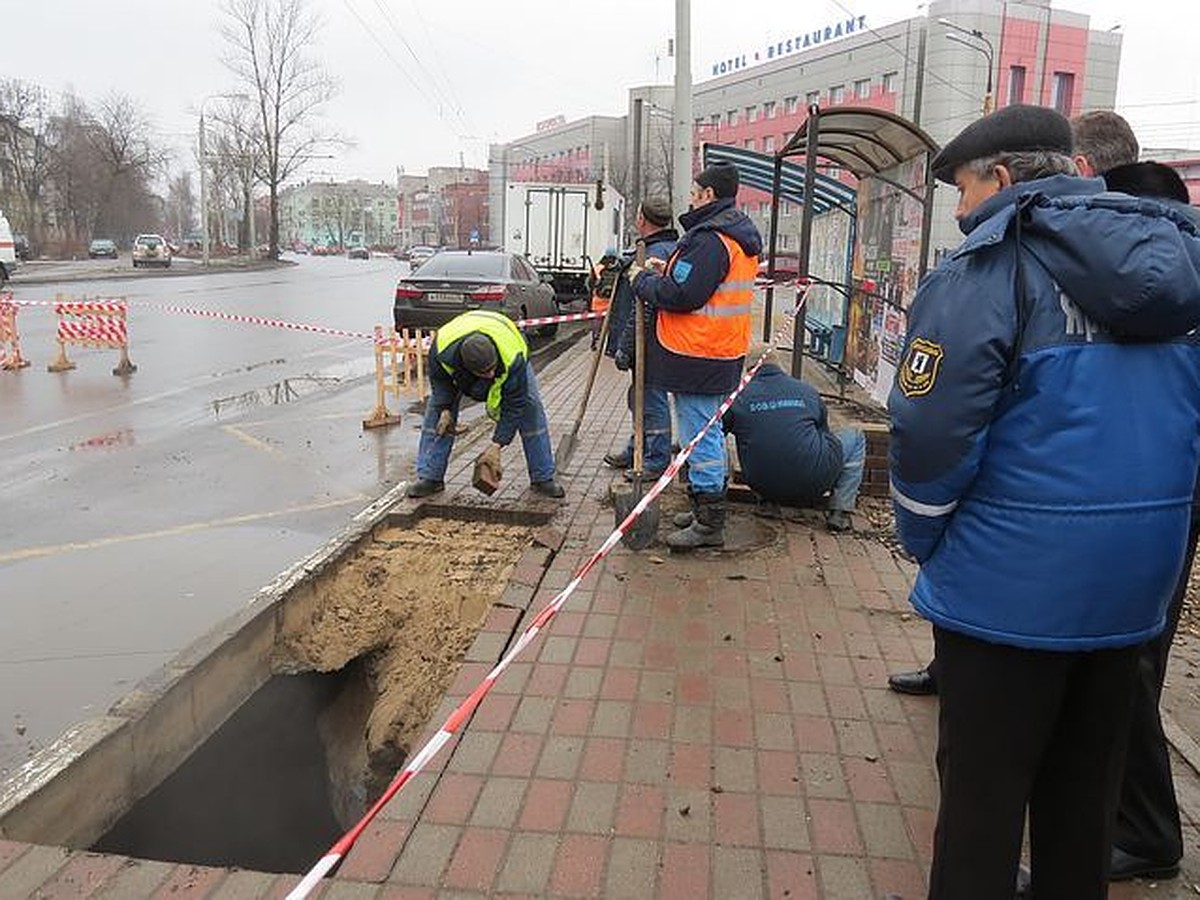 Ярославец на остановке провалился под землю: ЧП может повториться в любом  месте города - KP.RU