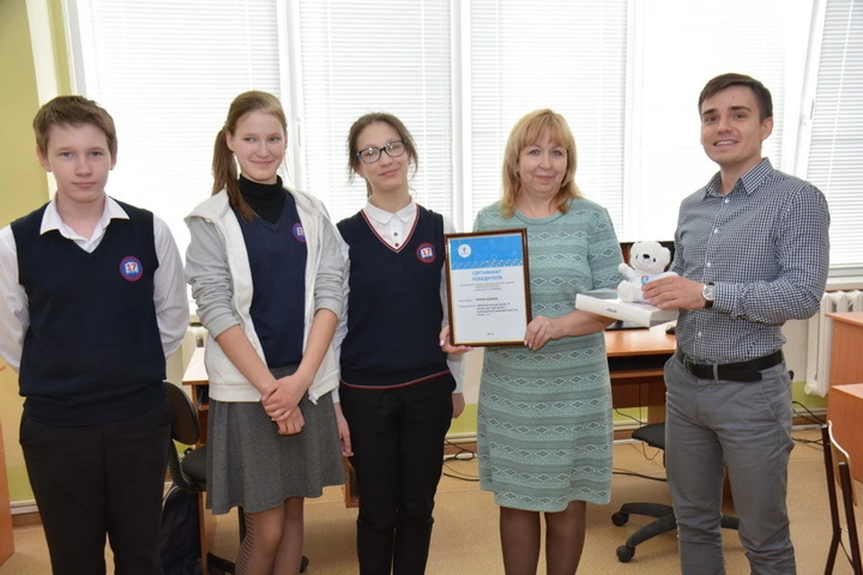 Учительницу информатики Ирину Щукину торжественно поздравили с победой в конкурсе, поблагодарив за инициативность.