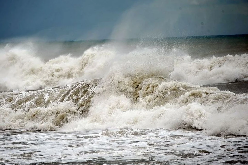 Черное море не такое уж и ласковое: здесь происходят шторма, во время которых волны разбивают яхты, плавкраны, затопляют сельхозугодия.