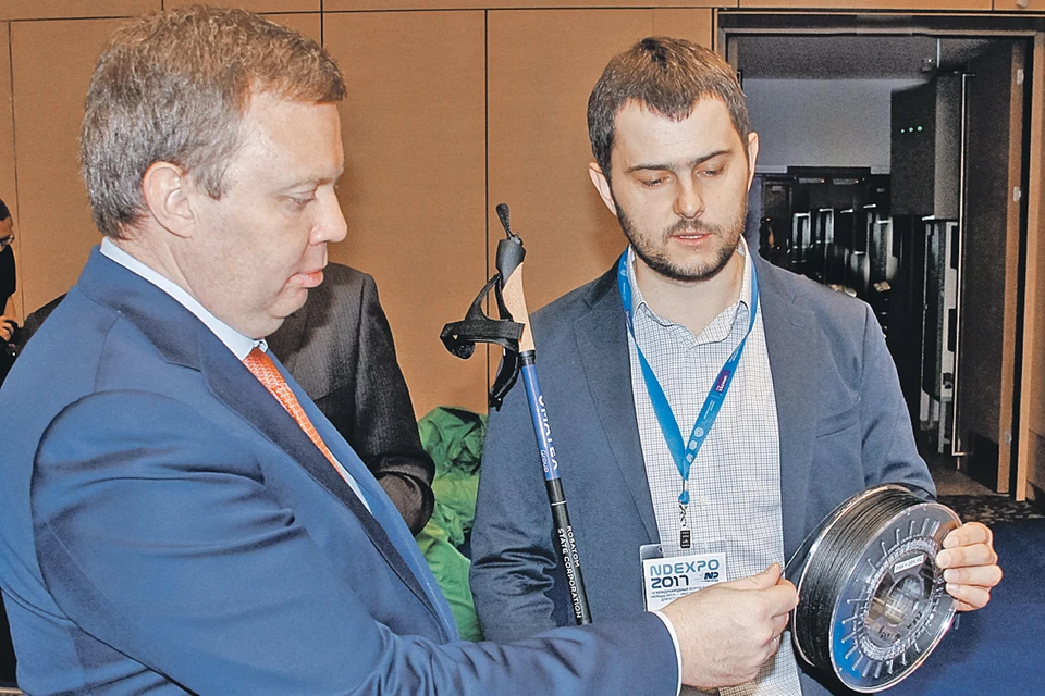 На стенде UMATEX Кириллу Комарову (слева) показали армирующий углеволоконный шнур для 3D-печати.