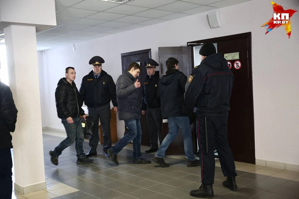 В суде Московского района Минска сегодня судят около десяти человек.