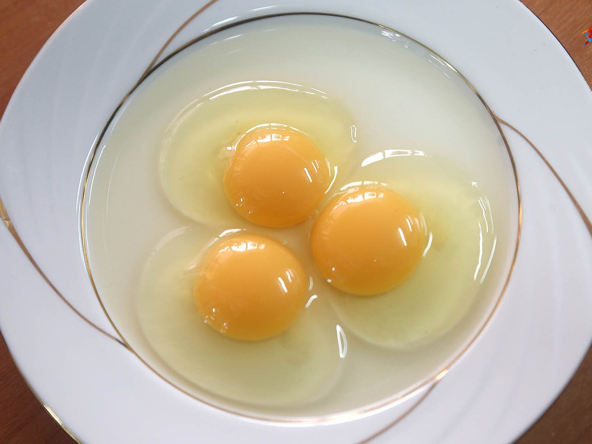 Куриное яйцо без белка. Желток яйца. Белок и желток. Яичный белок. Яичные белки.