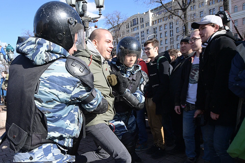 Задержание участника несанкционированного митинга 26 марта в Москве.