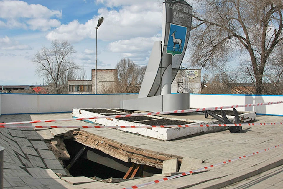 На въезде на старый мост провалился грунт.