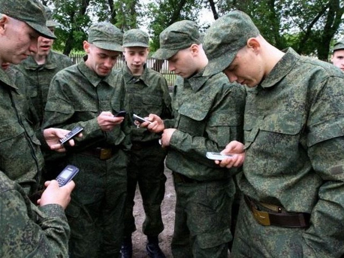 Солдаты призывы. Солдат с мобильником. Солдат с телефоном. Мобильник в армии. Смартфоны в армии.