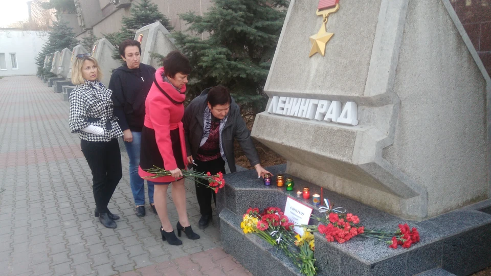 В Севастополе возложили цветы к памятному знаку Ленинграда.
