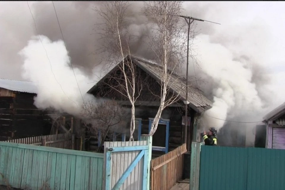 Соседи спасли на пожаре детей в Тулуне, погорельцам требуется помощь