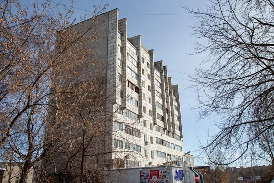 На цену влияет абсолютно все, начиная от местоположения и заканчивая наличием остановок рядом с домом