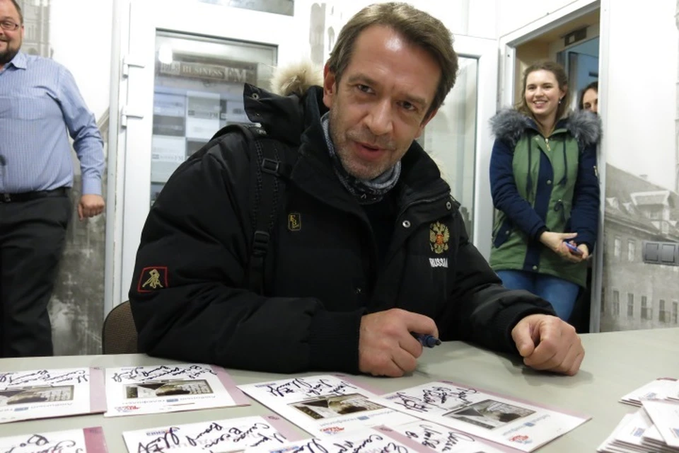 2016 год. Съемки сериала в самом разгаре. Владимир Машков раздает автографы калининградским поклонникам.