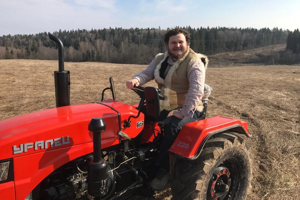 Олег Сирота осваивает новый трактор.