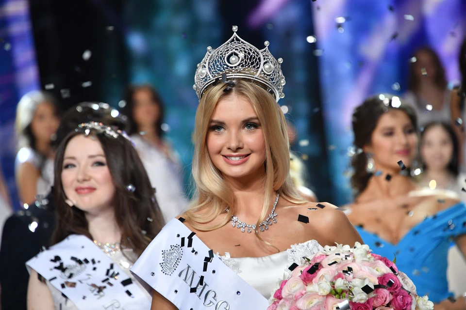Корону «Мисс Россия-2017» получила Полина Попова из Свердловской области.