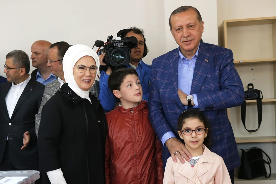 Эрдоган пришел на избирательный участок вместе со своей женой Эмин и внуками