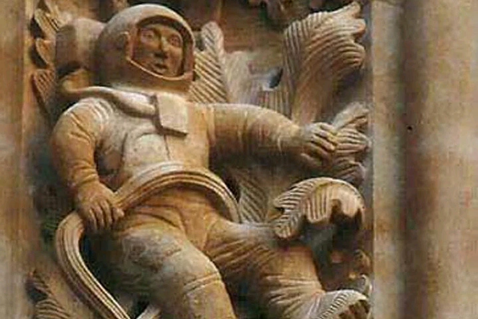 Астронавт на средневековом соборе в городе Саламанка