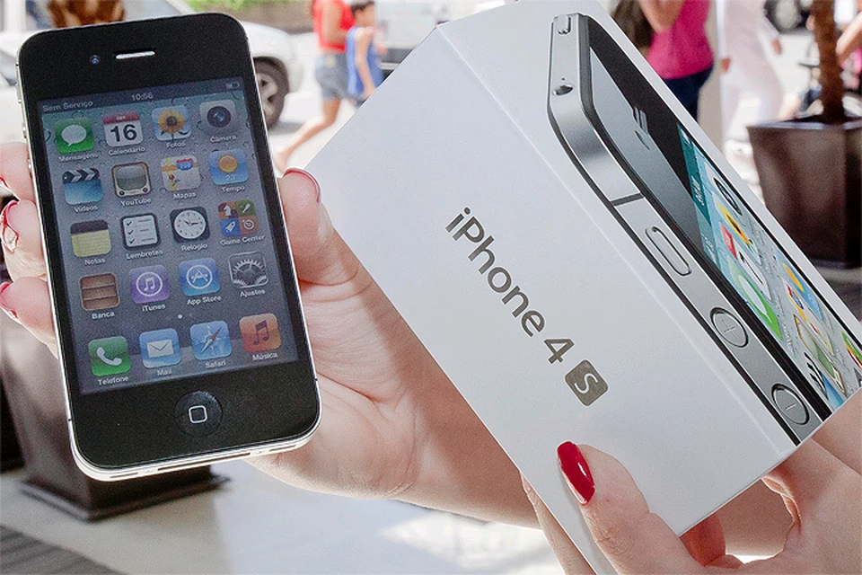 Телефон iPhone 4s после старта продаж в 2011 году.