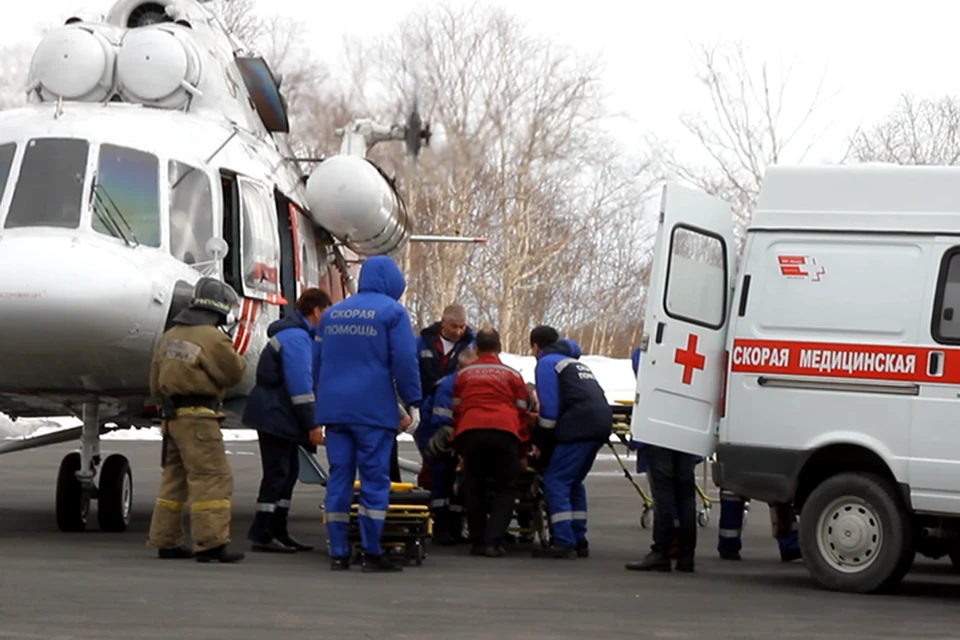 Пострадавших туристов вертолета Ми-8 на Камчатке доставили в больницу