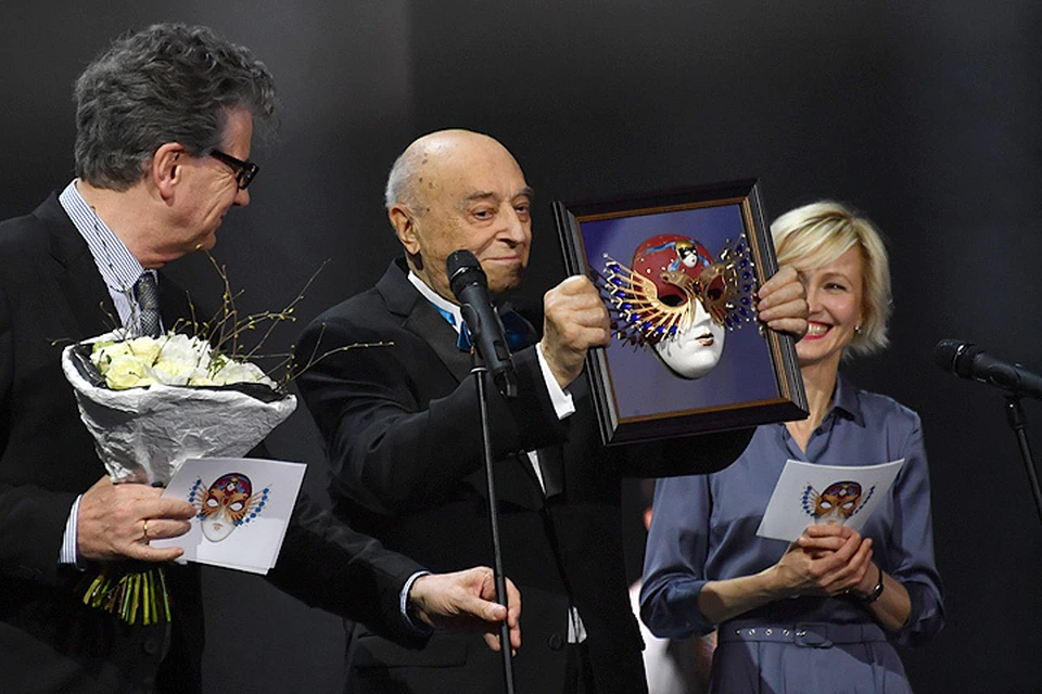 Владимир Этуш держит в руках награду премии "Золотая маска".