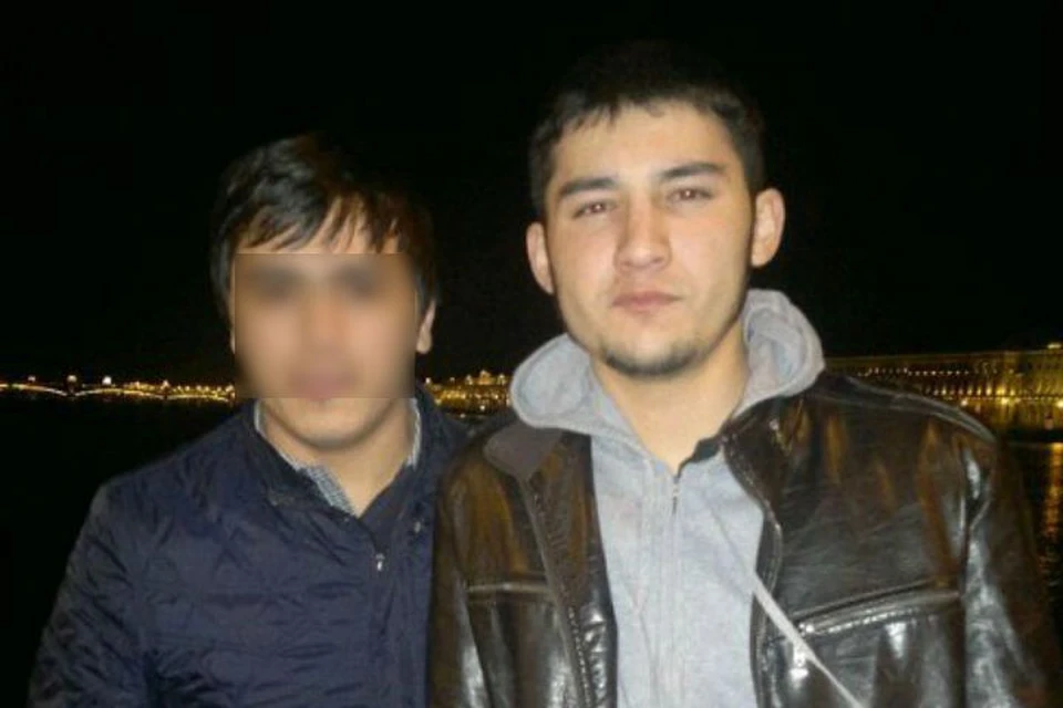 Акбар (на фото - справа) шесть лет проживал в России незаконно.