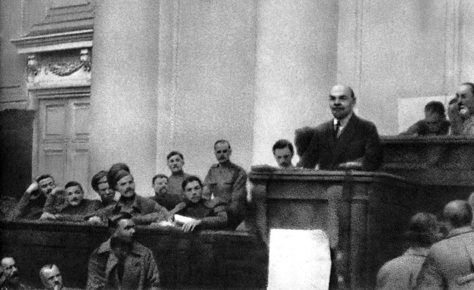 Ленин выступает с Апрельскими тезисами в Таврическом дворце