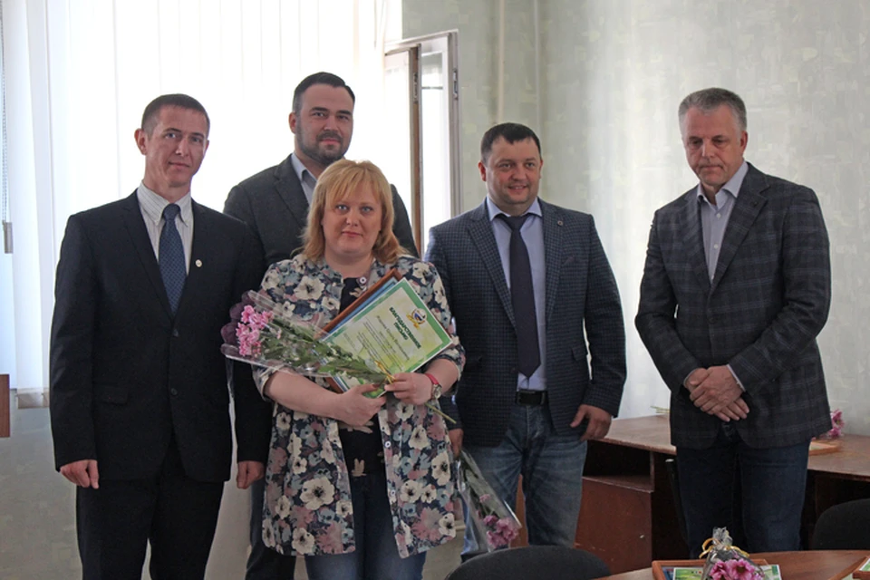 Представителя школы № 145 Ольгу Жарову наградили депутаты Совета депутатов города Новосибирска.