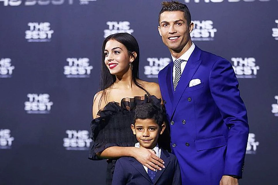 Сейчас футболист встречается с Джорджиной Родригес. Девушка уже подружилась с сыном Роналду Криштиану.