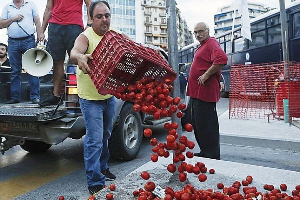 2015 год, европейские фермеры выбрасывают помидоры, предназначенные для экспорта в Россию в знак протеста против санкций.