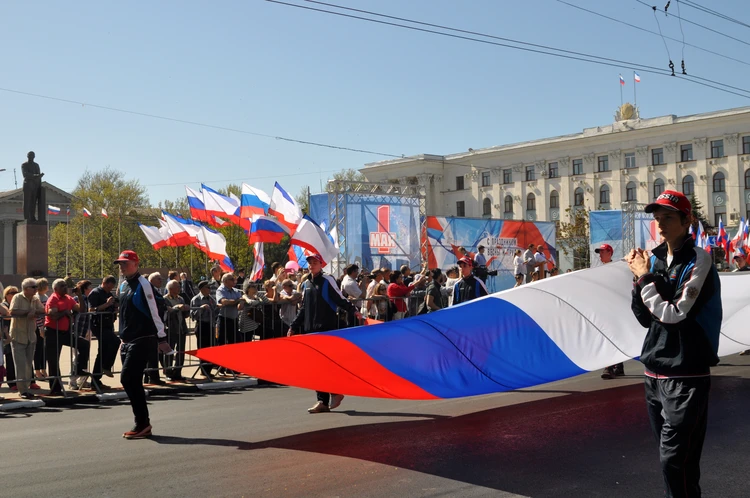 На демонстрацию в Симферополе вышло более 20 тысяч человек