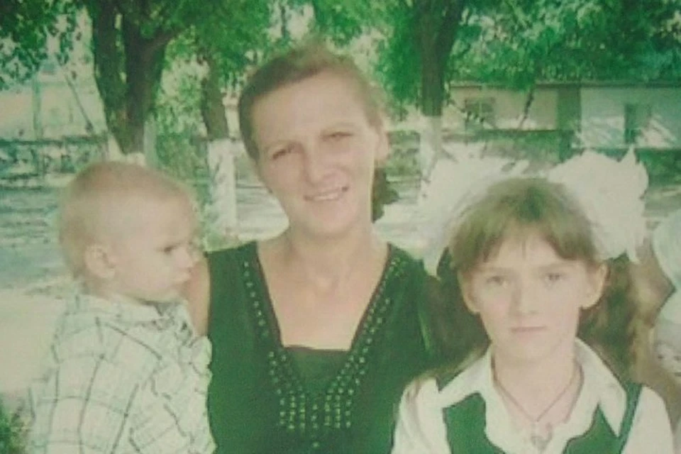 Юлия со старшими детьми - Вероникой и Богданом. Фото: из архива семьи Ануфриевых.