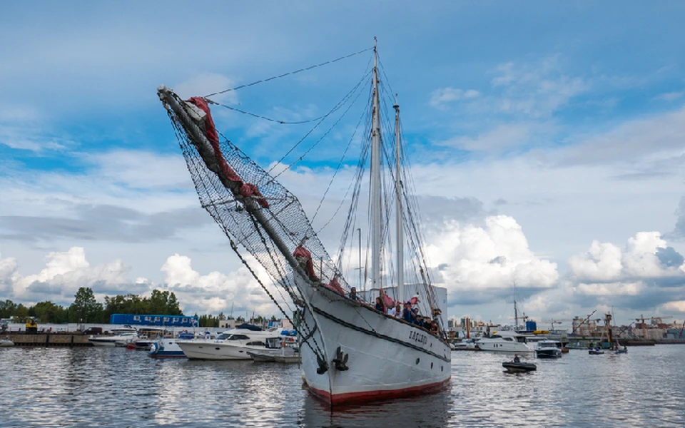 Шхуна "Надежда" ходила даже вокруг света. А сейчас участвует в международных гонках больших парусников. Фото предоставлено яхт-клубом Санкт-Петербурга.