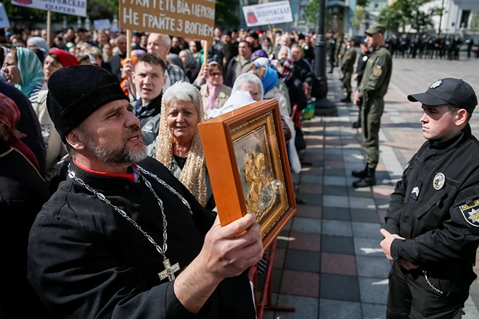 Более десяти тысяч православных протестовали в Киеве против законопроектов, отрывающих Украинскую православную церковь от Московского патриархата