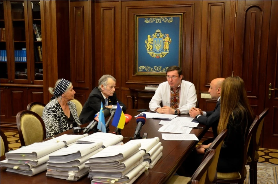 Расследование длится полтора года. На фото в центре генпрокурор Украины Юрий Луценко, слева -глава Меджлиса* Мустафа Джемилев. Фото: gp.gov.ua