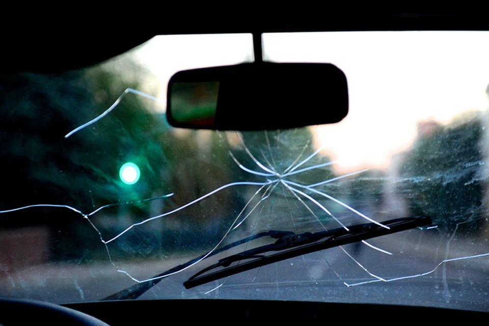 Поврежденное стекло - серьезный риск для водителя.