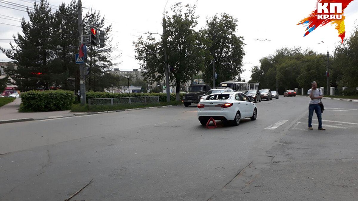 Дерево упало на машину нижегородки на улице Просвещенской из-за порыва  ураганного ветра - KP.RU