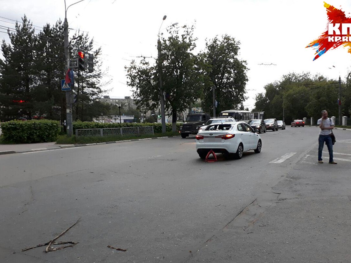 Дерево упало на машину нижегородки на улице Просвещенской из-за порыва  ураганного ветра - KP.RU