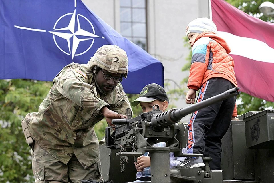 Юные жители Латвии и их защитник из НАТО.