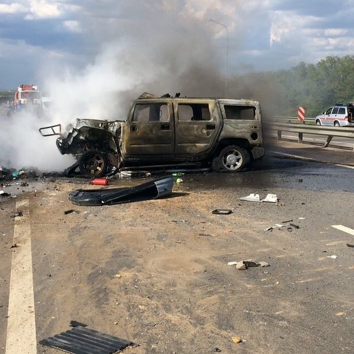 В Ростовской области сгорел Hummer, столкнувшись с грузовиком: два человека  погибли, трое в больнице - KP.RU