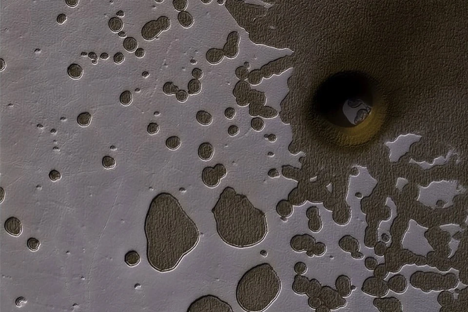 Круглая вмятина расположена в полярной области Марса.