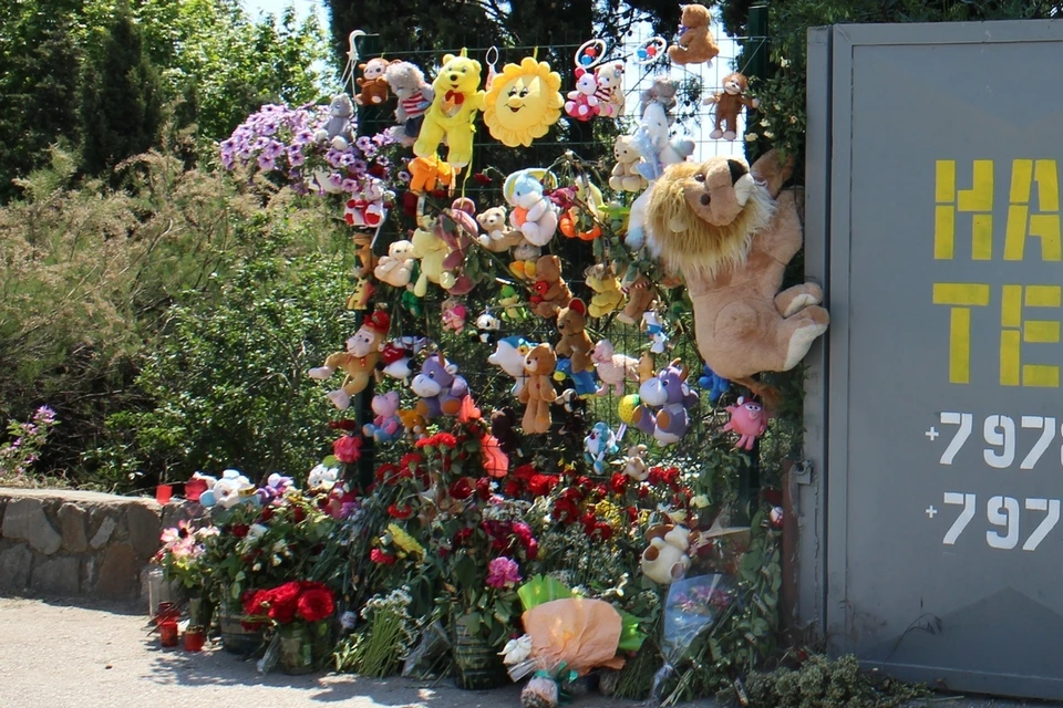 Горожане приносят на место трагедии игрушки и цветы