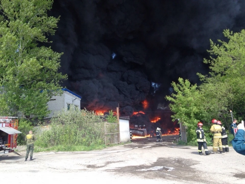 Крупный пожар на складе горюче-смазочных материалов. Фото: МЧС по Ярославской области.