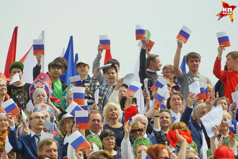 Екатеринбург по сложившейся не первый год встречает День России хоровым пением.