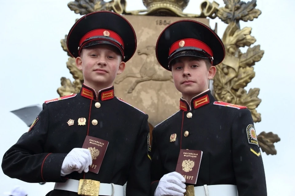 В День России глава Томской области вручил паспорта юным жителям региона. Фото: администрация Томской область.