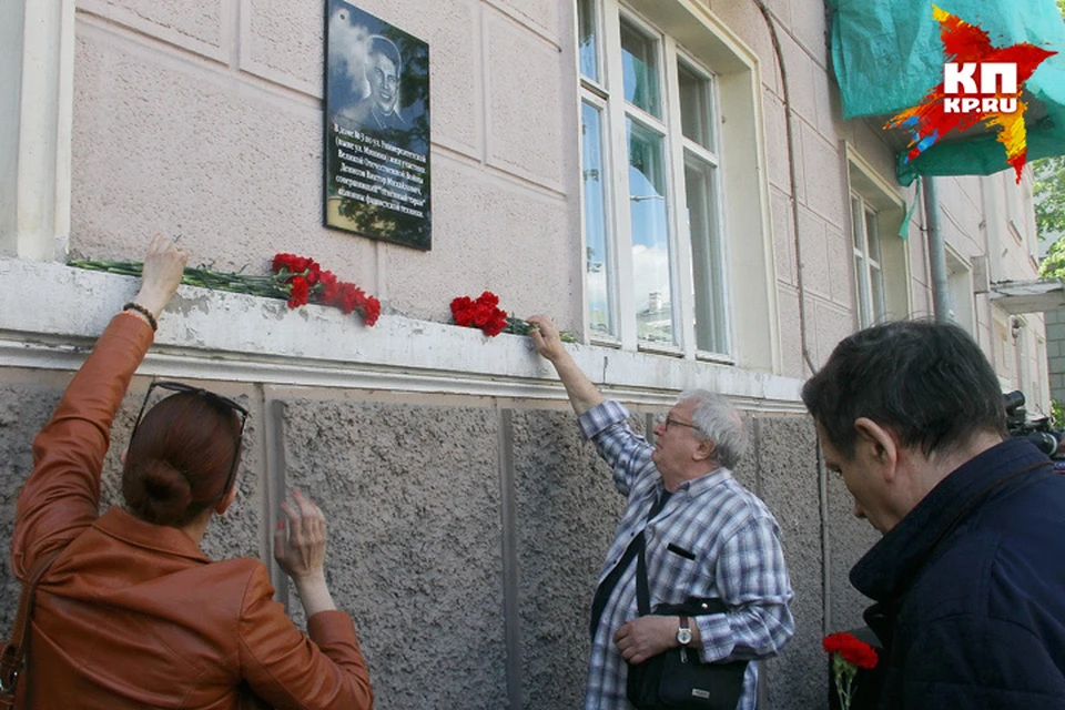 26-летний летчик Виктор Денисов пропал без вести в самом начале войны - осенью 1941 года. Мемориальную доску повесили на тот самый дом № 3 по улице Минина, из которого он уходил на фронт.