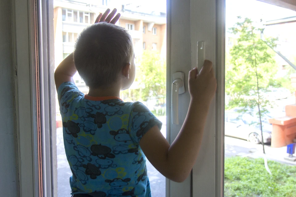 С начала года из окон в Волгоградской области выпали уже семеро детей