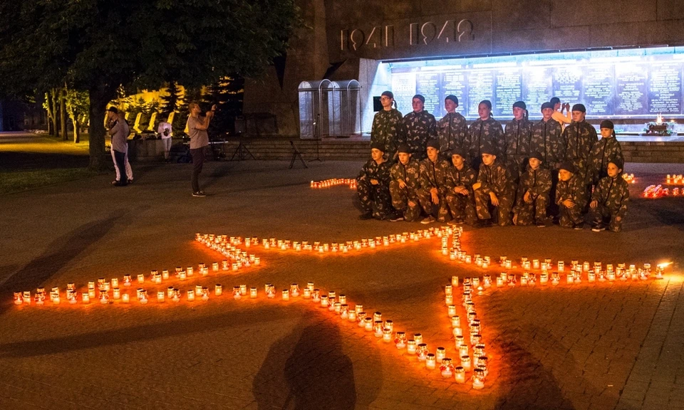 На рассвете у мемориала Героическим защитникам Севастополя 1941-1942 годов зажгли свечи памяти.
