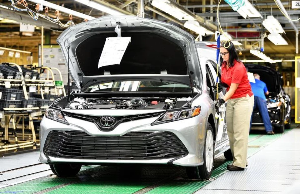 Цены на Toyota Camry 2018 года с 2,5-литровым мотором начинаются от $24 380. С более мощным V6 3.5 седан выходит на десять тысяч долларов дороже.