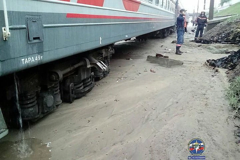 Поезд бийск новосибирск. Сход поезда в Новосибирске. Сход пассажирского поезда. Сход пассажирского поезда с рельсов. Электровоз сошел с рельс.