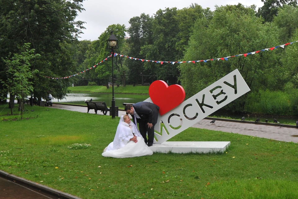 Акция "Большая свадьба" как символ непреходящей ценности института брака уже стала для москвичей хорошей традицией.