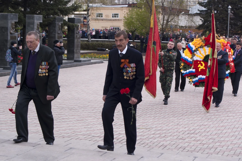 Евгений Якуба (в центре) на праздновании Дня Победы в 2011 году