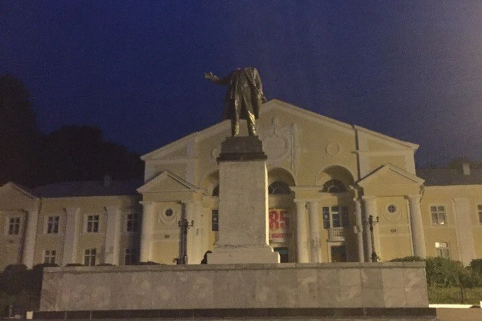 В поселке под Первоуральском обезглавили памятник Ленину. Фото: паблик "Инцидент Первоуральск"